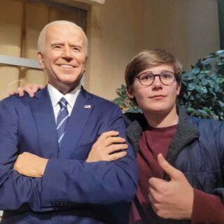 jongen met (kartonnen bord van) joe biden
