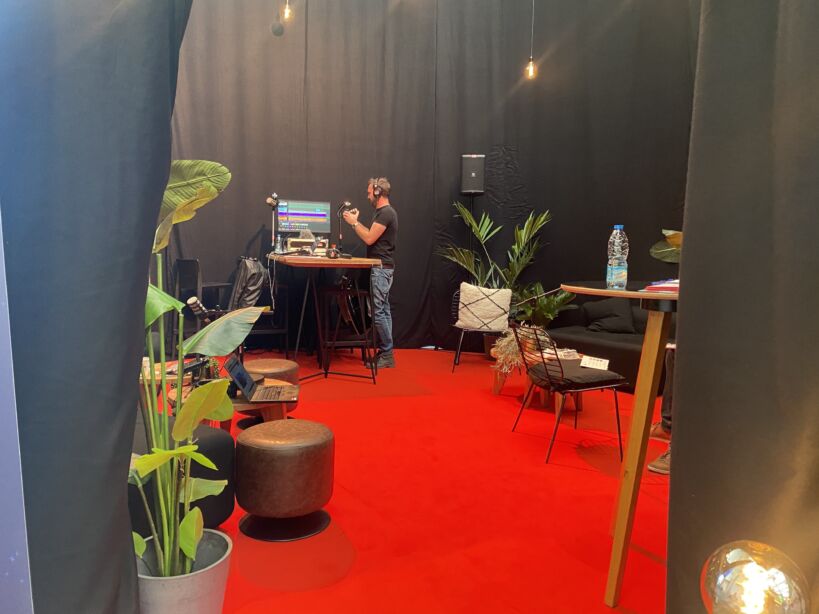 broos in studio op locatie