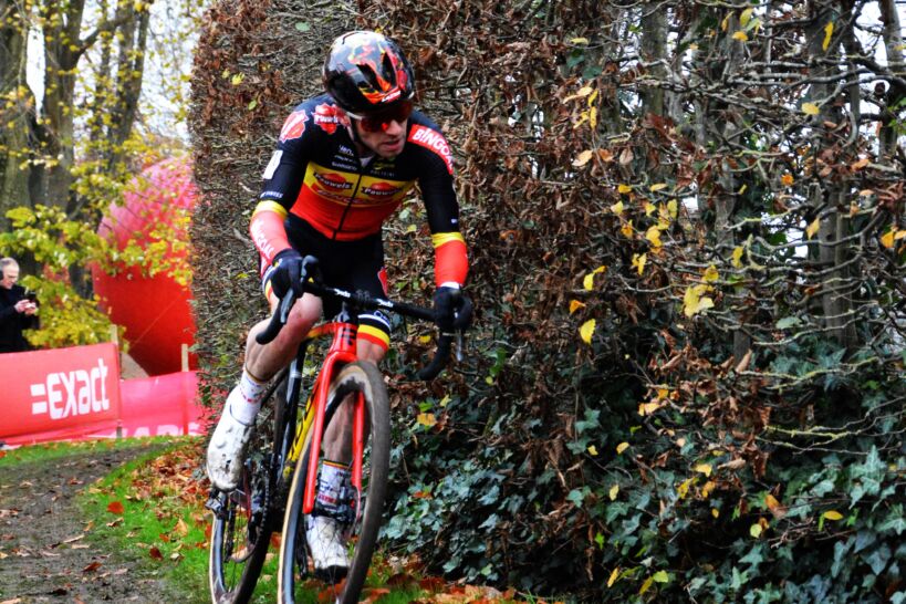Eli Iserbyt zoeft door de bocht op weg naar de overwinning. © Rien Debaere