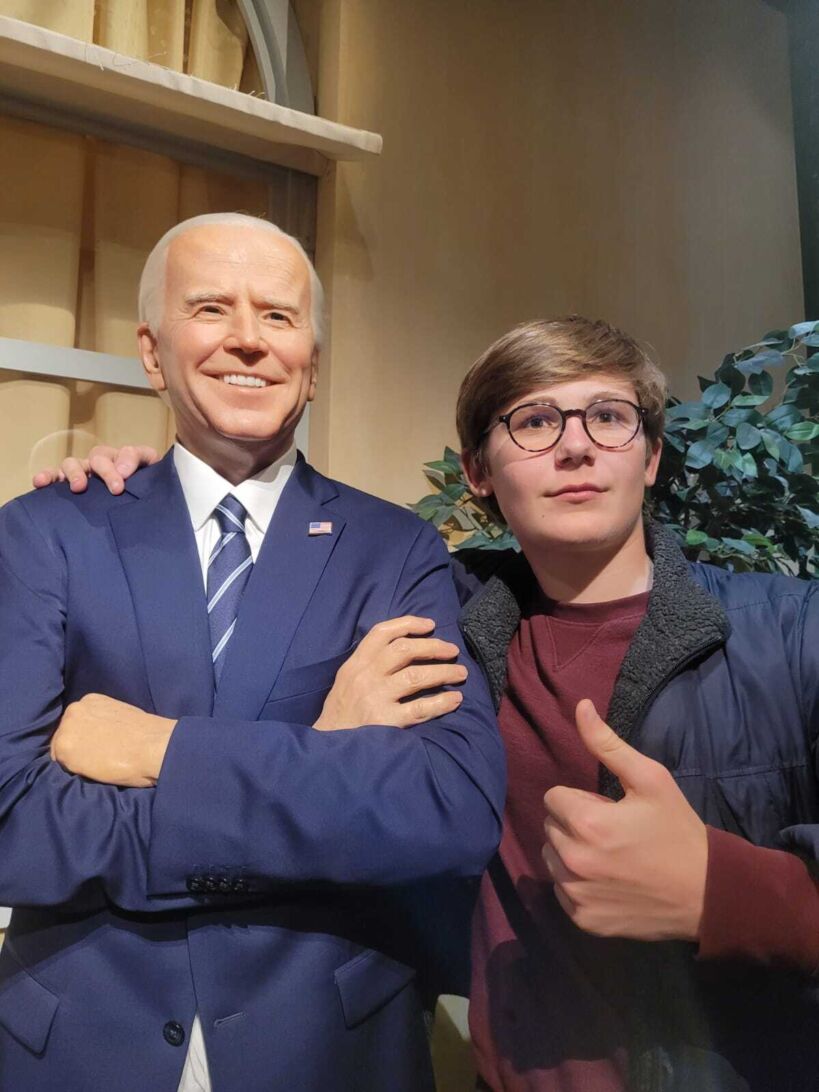 jongen met (kartonnen bord van) joe biden