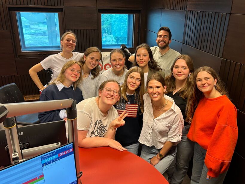 Marte tijdens een workshop in de radiostudio